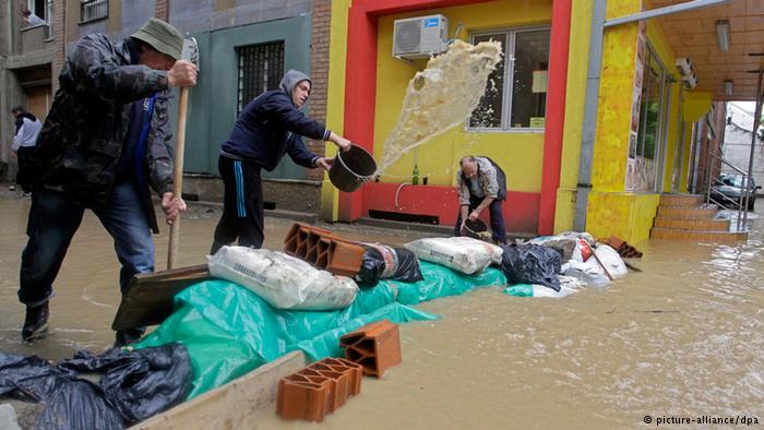 Kampf gegen die Fluten Unzählige Sandsäcke wurden aufgetürmt, um die Wassermassen zurückzuhalten. 