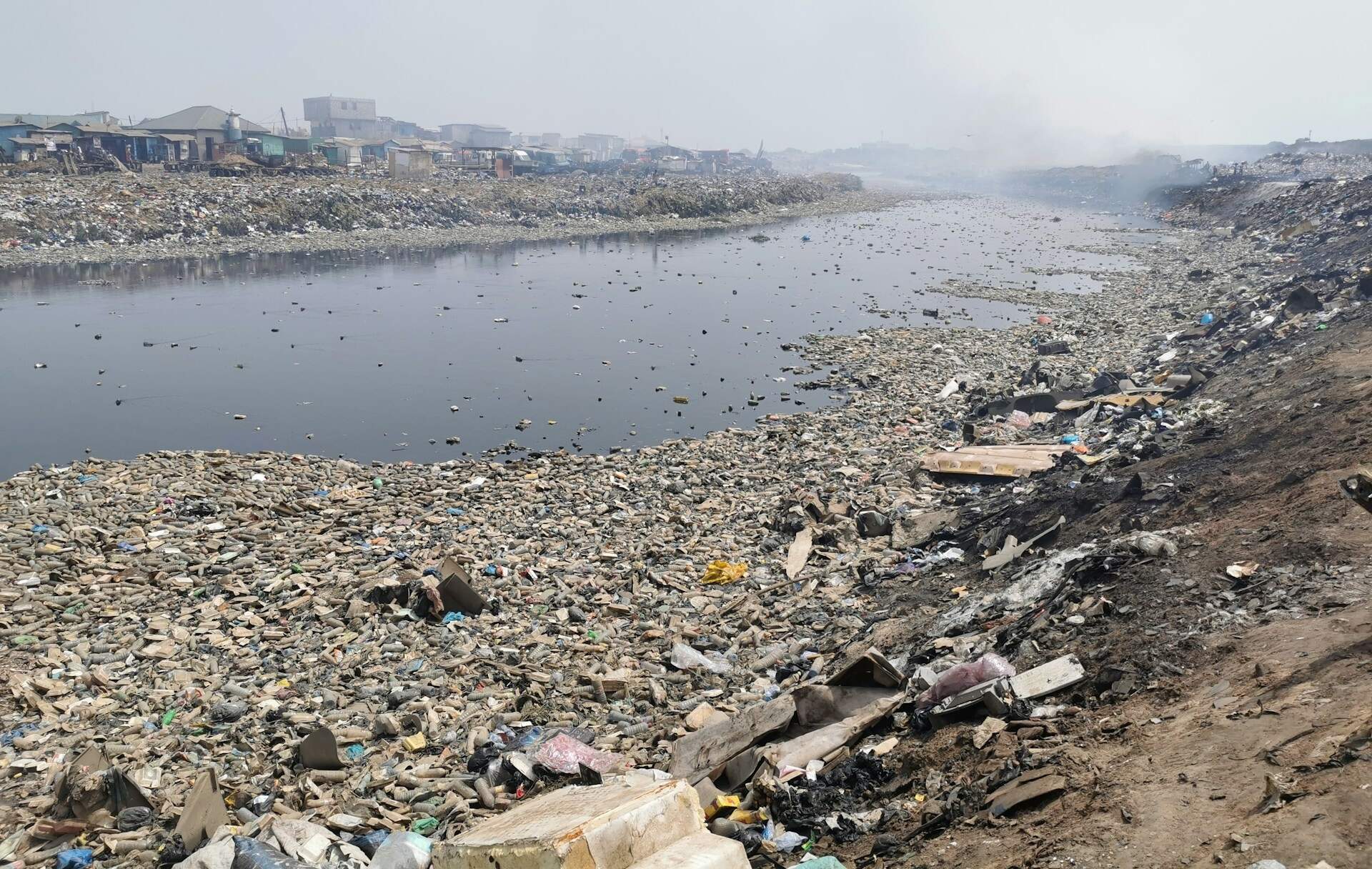 Fadama, Central African Republic unsplash.com/photos/a-large-amount-of-trash-is-on-the-shore-of-a-river-Mpbp9xsauCs